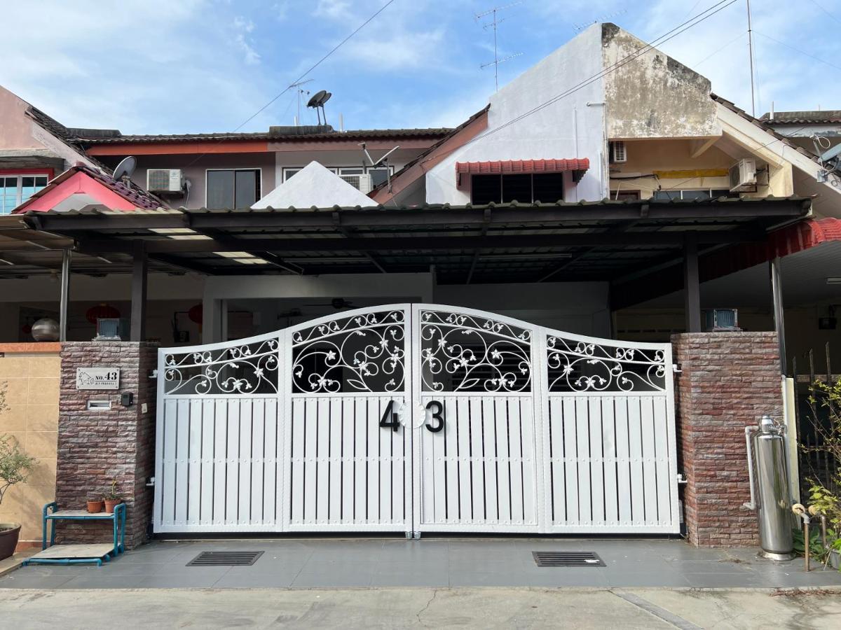 M Guest House2 Muar Exterior photo